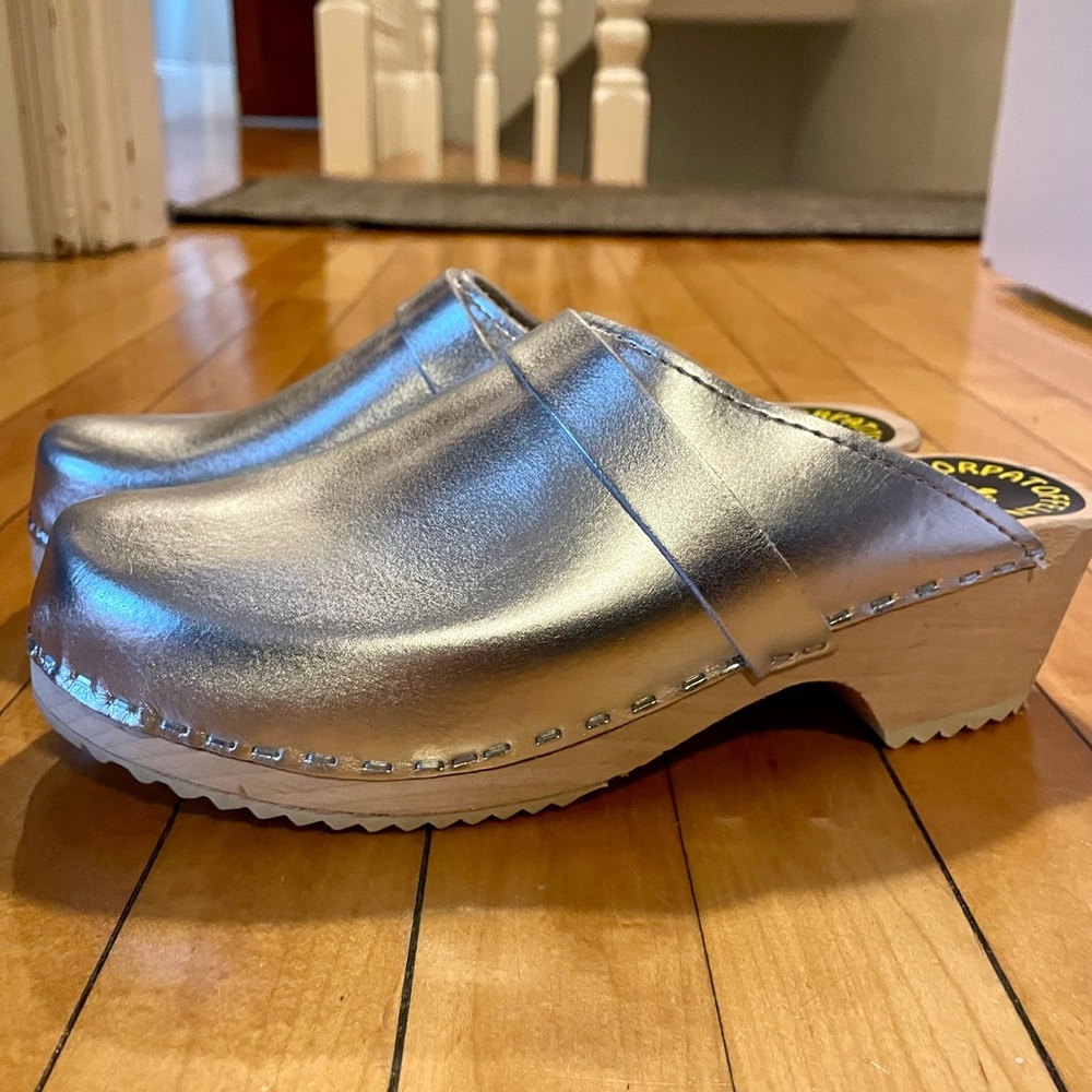 Silver women’s 38 euro/7 1/2 US Torpatofeln clogs - Picture 3 of 8